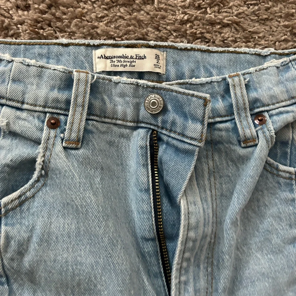 BOGO Abercrombie & Fitch 90’s High Rise Straight Jeans size 26/2L - Picture 3 of 3